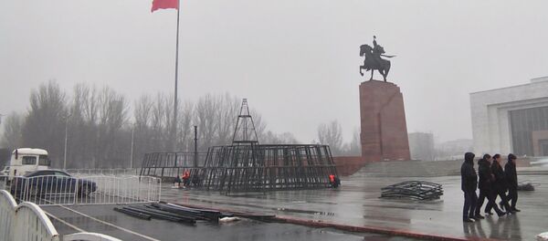 Как рождается главная елка Кыргызстана. Кадры из центра Бишкека Как рождается главная елка Кыргызстана. Кадры из центра Бишкека - Sputnik Кыргызстан