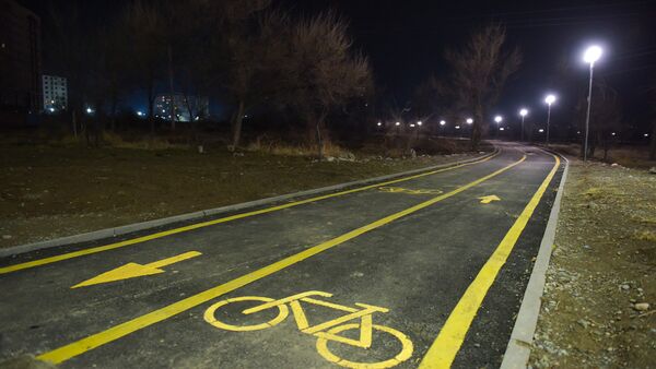 Установка освещения вдоль велодорожки на юге столицы - Sputnik Кыргызстан