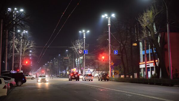 Автомобили на одной из улиц Бишкека в ночное время. Архивное фото - Sputnik Кыргызстан