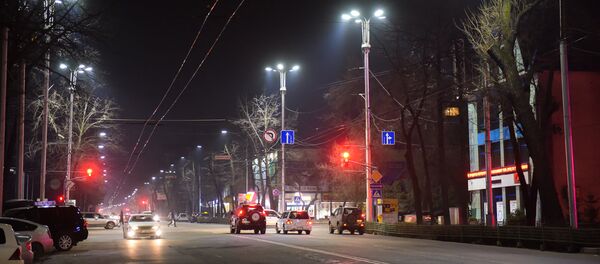 Автомобили на одной из улиц Бишкека в ночное время - Sputnik Кыргызстан