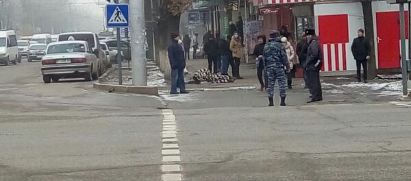 Лежащий на земле мужчина, на пересечении улицы Ахунбаева и проспекта Чингиза Айтматова - Sputnik Кыргызстан