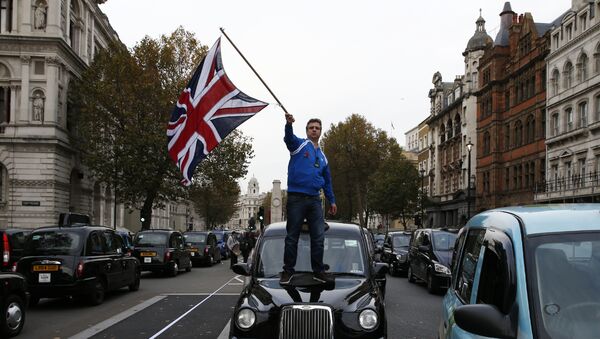 Мужчина машет флагом Великобритании стоя на автомобиле - Sputnik Кыргызстан