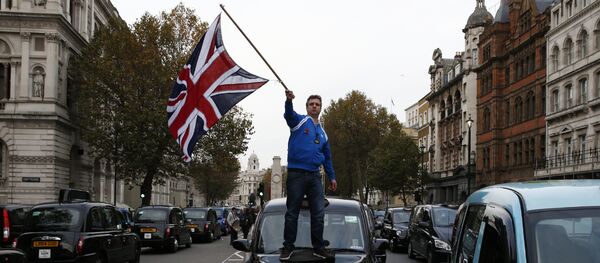 Мужчина машет флагом Великобритании стоя на автомобиле. Архивное фото - Sputnik Кыргызстан