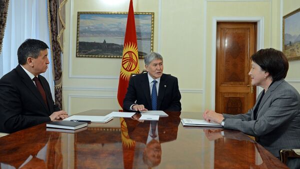 Президент Алмазбек Атамбаев во время встрчи с Премьер-министром Сооронбаем Жээнбековым и председателем ЦИК Нуржан Шайлдабековой - Sputnik Кыргызстан