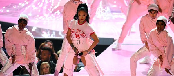 Американская R&B- и поп-певица и актриса Рианна во время выступления - Sputnik Кыргызстан