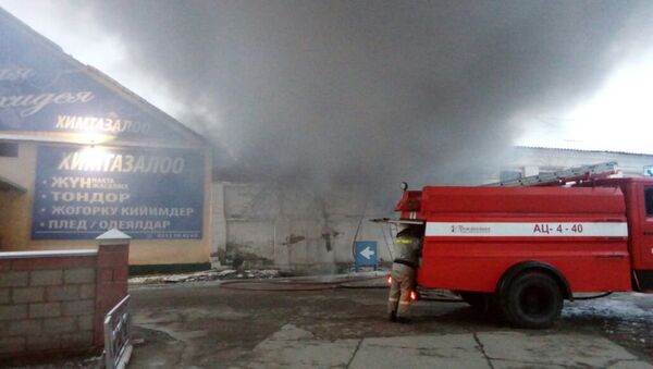 Пожарные на месте возгорания на пересечении улиц Медерова и Элебаева - Sputnik Кыргызстан