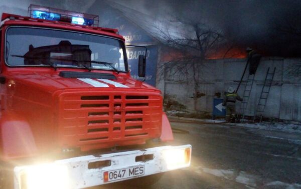 В пожарной службе 101 подтвердили информацию, и сообщили, что на тушение пожара отправлен один пожарный расчет - Sputnik Кыргызстан