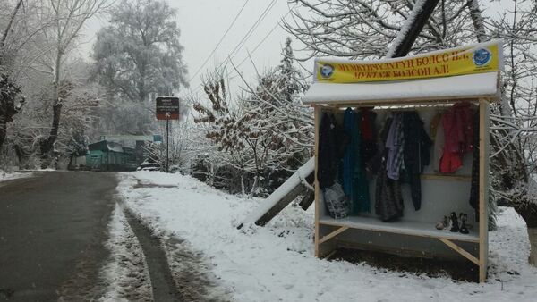 Полка с одеждами для нуждающихся для благотворительной акция в городе Ош - Sputnik Кыргызстан