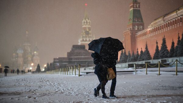 Прохожие на Красной площади в Москве во время снегопада. Архивное фото - Sputnik Кыргызстан