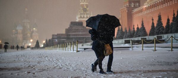 Прохожие на Красной площади в Москве во время снегопада. Архивное фото - Sputnik Кыргызстан