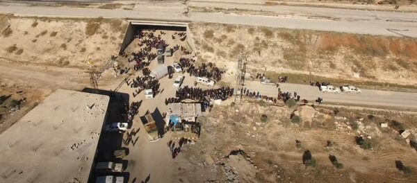 Тысячи мирных жителей покидают захваченный боевиками Алеппо. Съемка с дрона - Sputnik Кыргызстан