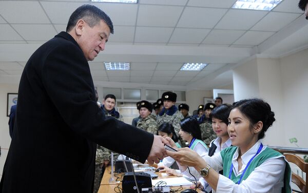 Премьер-министр Сооронбай Жээнбеков проголосовал на выборах депутатов местных кенешей и референдуме - Sputnik Кыргызстан