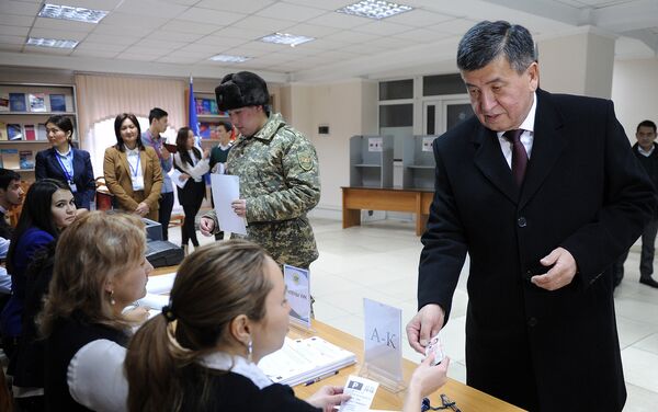 Глава кабмина отдал свой голос на избирательном участке №1266, расположенном на территории Академии государственного управления при президенте КР. - Sputnik Кыргызстан
