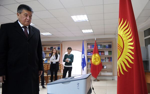 Премьер-министр Кыргызской Республики Сооронбай Жээнбеков проголосовал на референдуме по внесению изменений в Конституцию на избирательном участке №1266, расположенном на территории Академии государственного управления при президенте КР. - Sputnik Кыргызстан