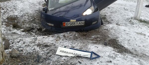 ДТП с участием автомобиля марки Mazda на автодороге Бишкек — аэропорт Манас - Sputnik Кыргызстан