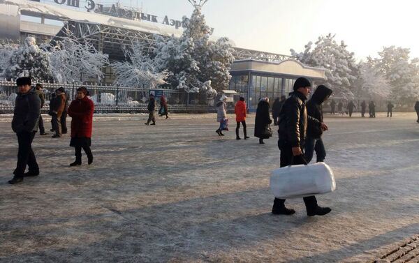 В субботу четыре самолета не могли попасть в Ош из-за плохих погодных условий. - Sputnik Кыргызстан
