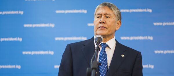 Президент Алмазбек Атамбаевдин архивдик сүрөтү - Sputnik Кыргызстан