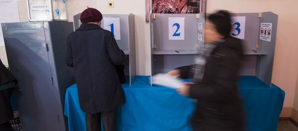 Голосование на выборах в местные кенеши и референдум в Бишкеке - Sputnik Кыргызстан