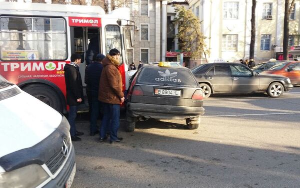 В Бишкеке троллейбус ударил в бок легковой автомобиль марки Volkswagen Golf 2 - Sputnik Кыргызстан