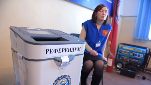 Голосование на выборах в местные кенеши и референдум в селе Арашан - Sputnik Кыргызстан