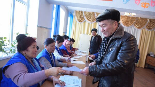 Голосование на выборах в местные кенеши и референдум в селе Арашан - Sputnik Кыргызстан