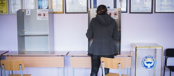 Добуш берип жаткан шайлоочу. Архив Добуш берип жаткан шайлоочу. Архив - Sputnik Кыргызстан