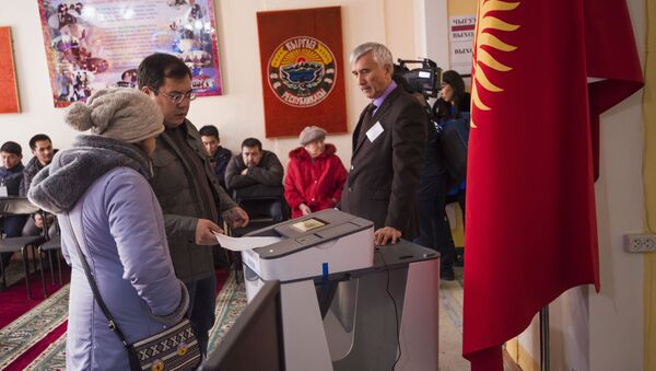 Жители Бишкека во время голосования на выборах в местные кенеши и референдум на избирательном участке - Sputnik Кыргызстан