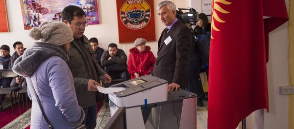 Голосование на выборах в местные кенеши и референдум в Бишкеке - Sputnik Кыргызстан