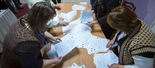 Голосование на выборах в местные кенеши и референдум в Бишкеке - Sputnik Кыргызстан