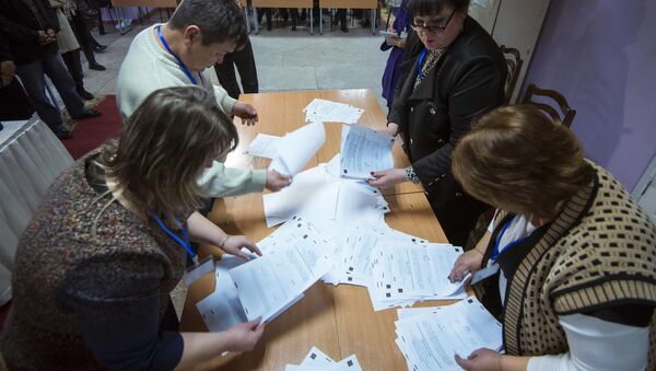 Сотрудники ТИК во время подсчета голосов на выборах. Архивное фото - Sputnik Кыргызстан