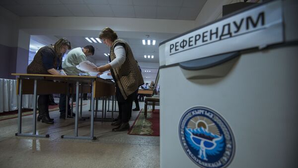Сотрудники ЦИК во время подсчета голосов. Архивное фото - Sputnik Кыргызстан