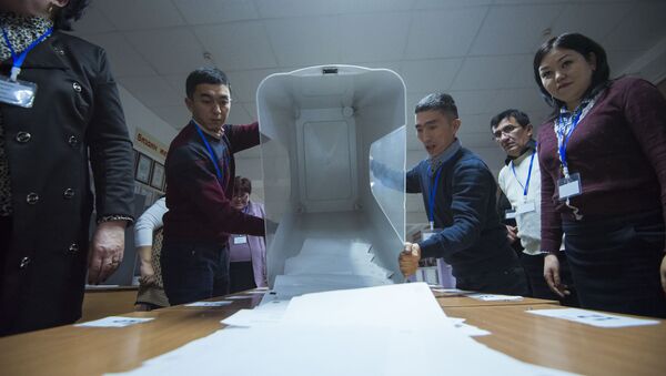 Сотрудники ТИК во время подсчета голосов на выборах в местные кенеши. Архивное фото - Sputnik Кыргызстан