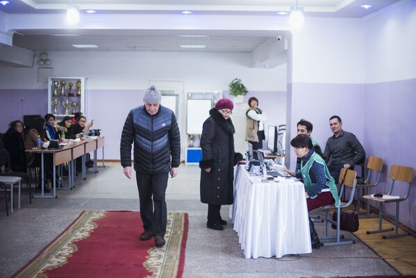 Голосование на выборах в местные кенеши и референдуме в Бишкеке - Sputnik Кыргызстан