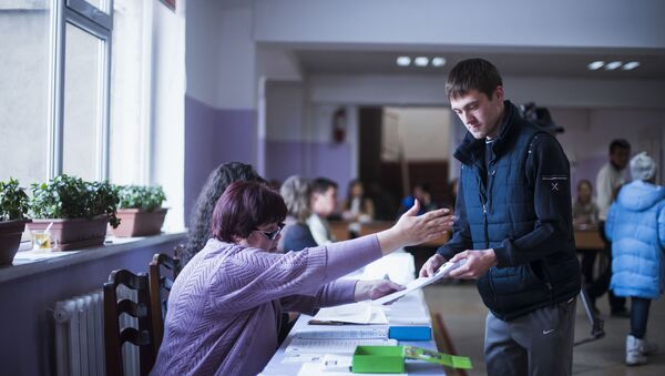 Голосование на выборах в местные кенеши и референдуме в Бишкеке - Sputnik Кыргызстан