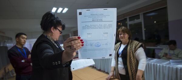 Сотрудники ТИК во время подсчета голосов на выборах в местные кенеши и референдум в избирательном участке №1209 в Бишкеке - Sputnik Кыргызстан