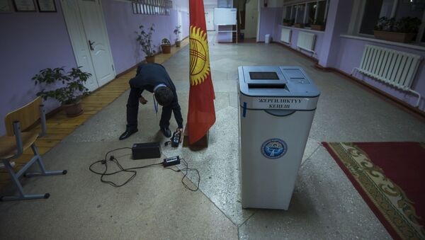 Сотрудник ТИК во время подсчета голосов на выборах в местные кенеши - Sputnik Кыргызстан