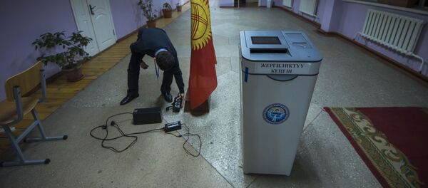 Сотрудник ТИК во время подсчета голосов на выборах в местные кенеши - Sputnik Кыргызстан