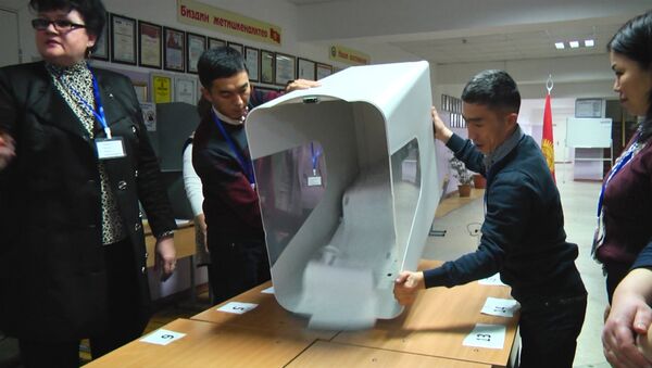 Куча бюллетеней — в избирательных участках ведется подсчет голосов - Sputnik Кыргызстан