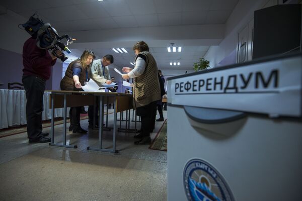 Итоги голосования на выборах в местные кенеши и референдум в Бишкеке - Sputnik Кыргызстан