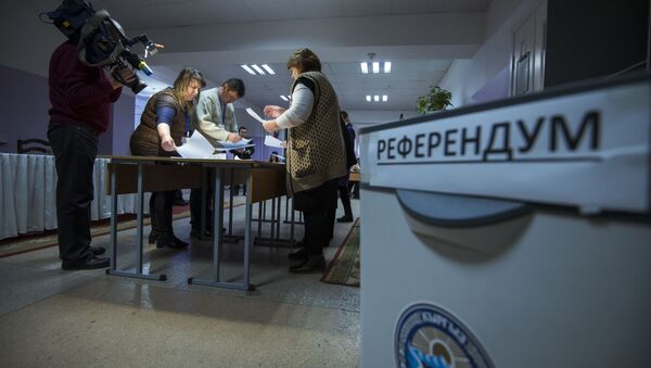 Сотрудники ТИК подсчитывают голоса. Архивное фото - Sputnik Кыргызстан