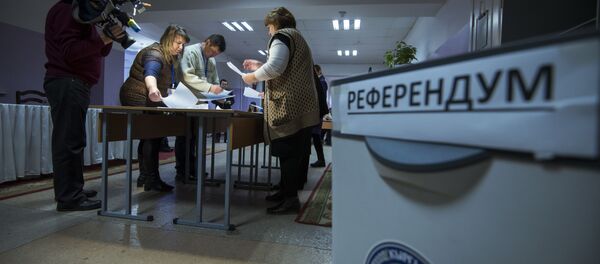 Сотрудники ТИК подсчитывают голоса. Архивное фото - Sputnik Кыргызстан