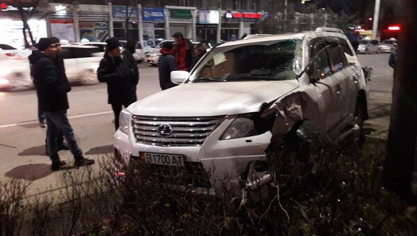 Бишкектин Киев жана Тоголок Молдо көчөлөрүнүн кесилишинде сүзүшкөн Lexus LX570 жана Honda Stepwagon унаалары - Sputnik Кыргызстан