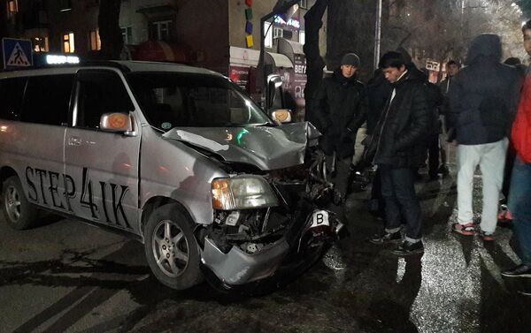 На пересечении улиц Киевской и Тоголок Молдо в полночь столкнулись автомобили Lexus LX570 и Honda Stepwagon - Sputnik Кыргызстан