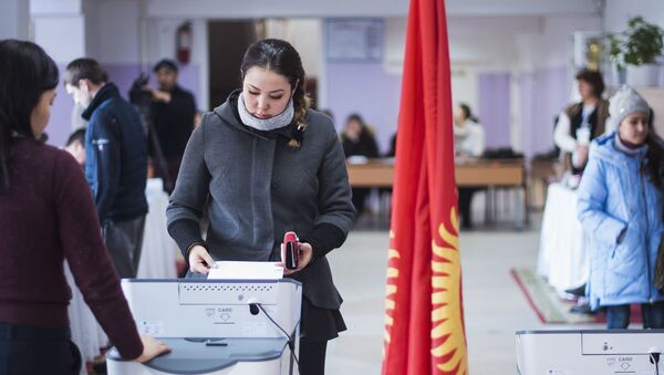 Девушка участвует на выборах. Архивное фото - Sputnik Кыргызстан
