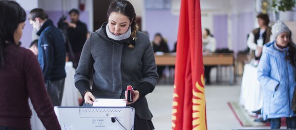 Добуш берип жаткан кыз. Архив - Sputnik Кыргызстан