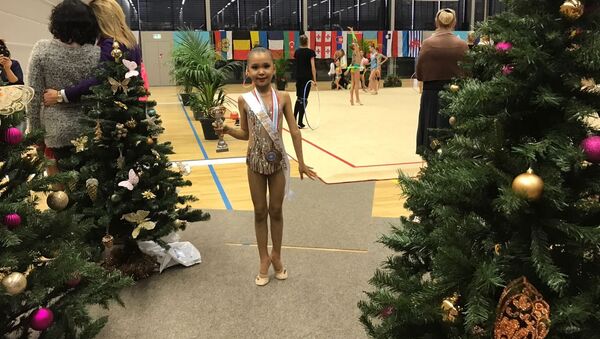 Семилетняя спортсменка из Кыргызстана Эдель Касенова на международном турнире по художественной гимнастике Luxembourg Cup 2016 - Sputnik Кыргызстан