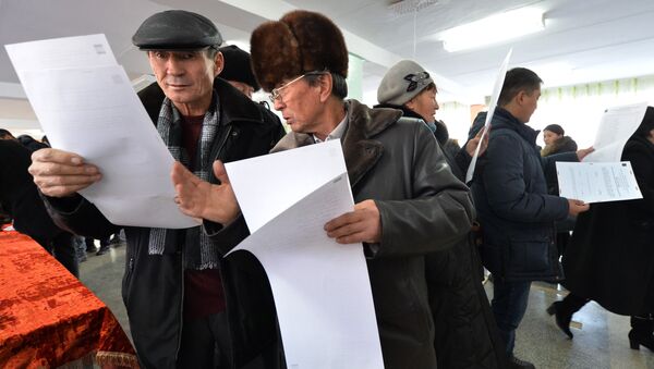 Голосование на выборах в местные кенеши и референдум в селе Байтик - Sputnik Кыргызстан
