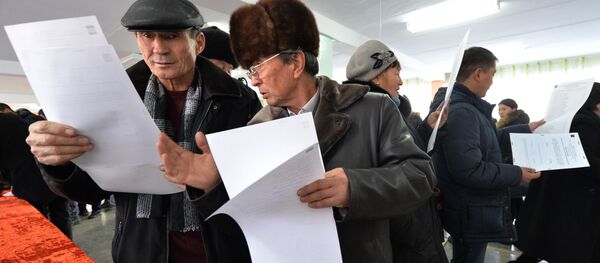 Голосование на выборах в местные кенеши и референдум в селе Байтик Голосование на выборах в местные кенеши и референдум в селе Байтик - Sputnik Кыргызстан