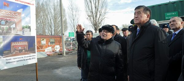 Премьер-министр Сооронбай Жээнбеков кыргыз-казак мамлекеттик чек арасындагы өткөрүү пункттарын жаңылоо иштери менен таанышты - Sputnik Кыргызстан