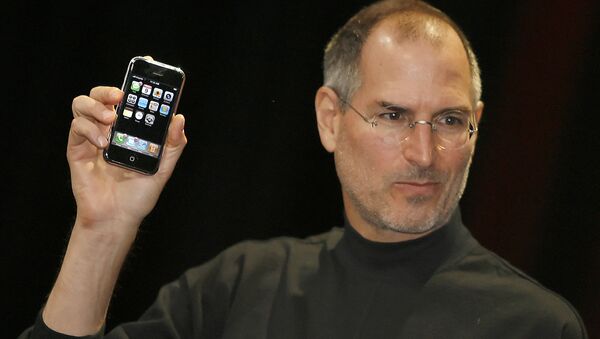 Apple компаниясынын аткаруучу диркетору Стив Джобс эң биринчи үлгүдөгү iPhone уюлдук телефонунун презентациясы учурунда, 9 январь 2007 жыл - Sputnik Кыргызстан